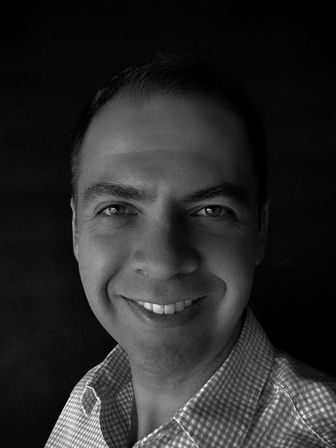 foto alexis de la peña simbiosis estudio de diseño especialista en gráficos deportivos