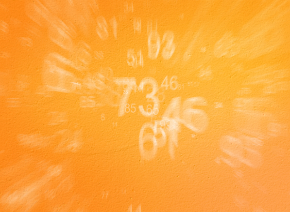 numeros flotando sobre fondo naranja par animación y motion graphics con after effects